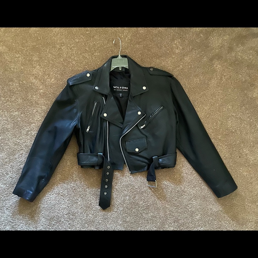 Cropped, super stylish leather jacket!